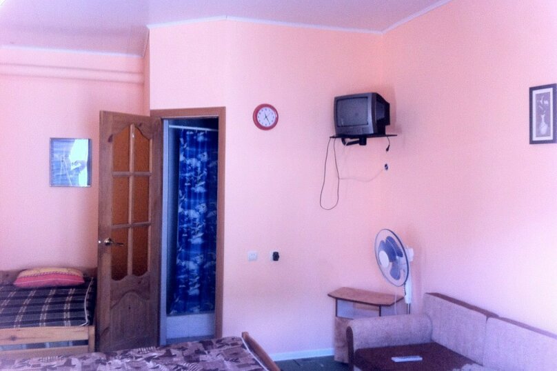 Стандартный трехместный номер с душем и санузлом, Черниговская улица, 18, Геленджик - Фотография 2