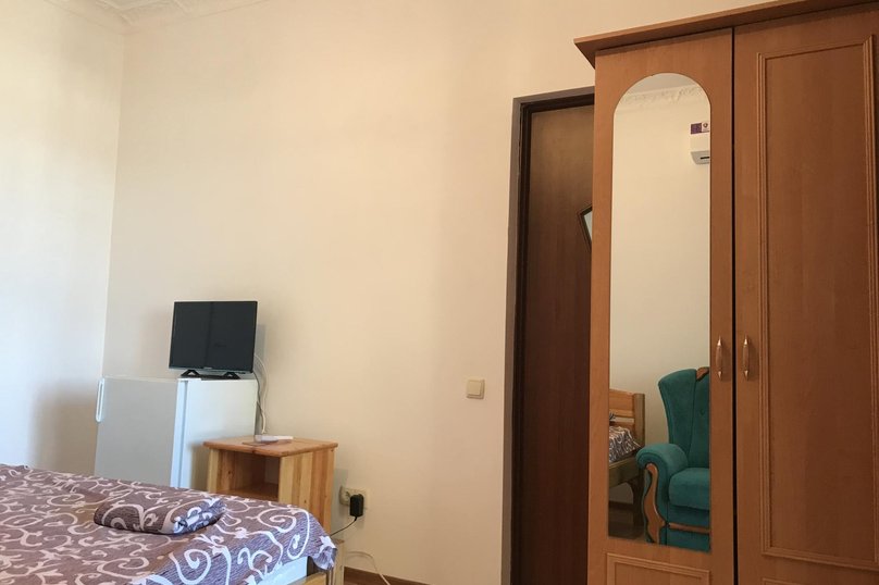 Трехместный номер с балконом, улица Куш-Кая, 3, Судак - Фотография 2
