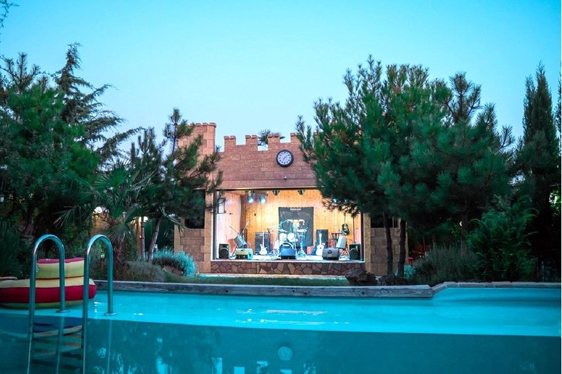 Рок-Арт-Отель "Hotel California", ул. Донецкая, 335 на 15 комнат - Фотография 1